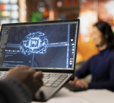 Pracovník call centra píše na notebooku s využitím AI technológie na odpovedanie zákazníkom, detailný záber ruky a obrazovky.